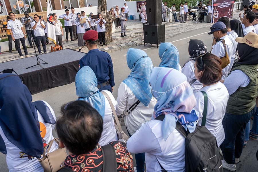Sejumlah petugas Pantarlih mengikuti apel akbar Badan Adhoc di depan Kantor KPU Kota Palu di Palu, Sulawesi Tengah, Kamis (25/7/2024). (bmzIMAGES/basrimarzuki)