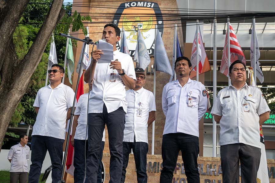 Ketua KPU Kota Palu Idrus (tengah depan) bersama komisioner KPU Kota Palu lainnya memimpin apel akbar Badan Adhoc dan pembubaran Pantarlih di Palu, Sulawesi Tengah, Kamis (25/7/2024). (bmzIMAGES/basrimarzuki)