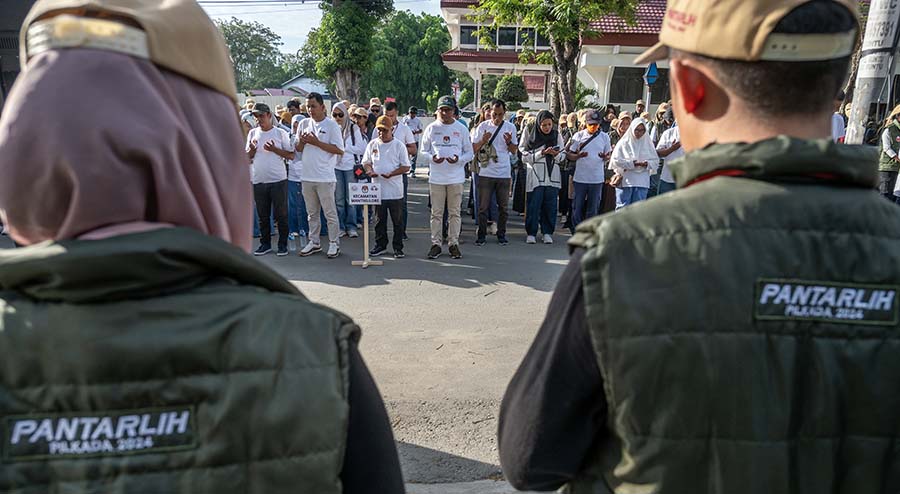 Apel akbar Badan Adhoc di halaman Kantor Komisi Pemilihan Umum (KPU) Kota Palu di Palu, Sulawesi Tengah, Kamis (25/7/2024). (bmzIMAGES/Basri Marzuki)