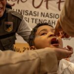 Petugas memberikan vaksin polio pada seorang anak pada pencanangan PIN Polio 2024 di Palu, Selasa (23/7/2024). (Foto: bmzIMAGES/Basri Marzuki)