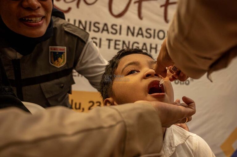 Petugas memberikan vaksin polio pada seorang anak pada pencanangan PIN Polio 2024 di Palu, Selasa (23/7/2024). (Foto: bmzIMAGES/Basri Marzuki)