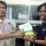 Direktur Yayasan Merah Putih (YMP) Amran Tambaru (kiri) menyerahkan sejumlah buku kepada Mayong Pratama, Ketua TBM Buluri, Senin (15/7/2024). (Foto: Arsip TBM Buluri)