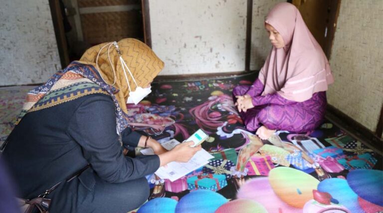 Ilustrasi kegiatan pendataan kependudukan. (Foto: UNFPA Indonesia)