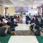 Pranata Humas Ahli Muda Diskominfosantik Kota Palu, Andi Chandra (tengah) menyampaikan materi Literasi Digital bertajuk Cerdas Bermedia Sosial di Era Keterbukaan Informasi Publik pada MATSAMA di Aula MTs Alkhairaat Pusat Palu, Rabu (17/7/2024). (Foto: HO-Diskominfosantik Palu)