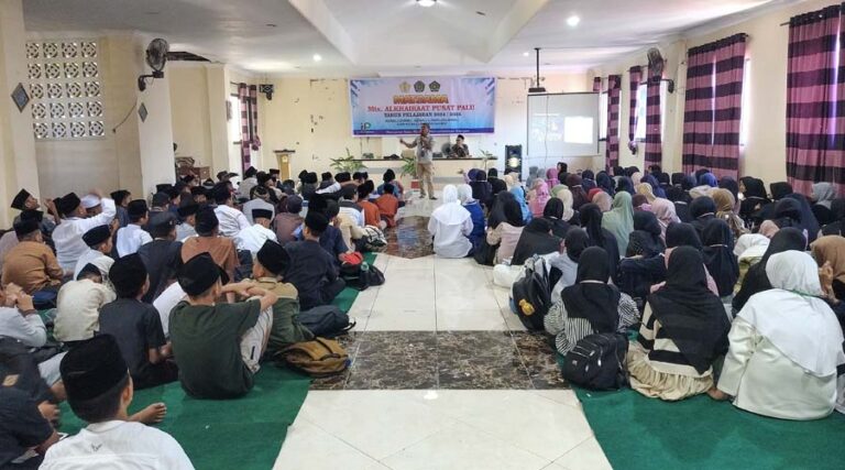 Pranata Humas Ahli Muda Diskominfosantik Kota Palu, Andi Chandra (tengah) menyampaikan materi Literasi Digital bertajuk Cerdas Bermedia Sosial di Era Keterbukaan Informasi Publik pada MATSAMA di Aula MTs Alkhairaat Pusat Palu, Rabu (17/7/2024). (Foto: HO-Diskominfosantik Palu)