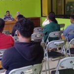 Sejumlah pekerja PT HIP mendengarkan penjelasan Dinas Nakertrrans Buol terkait pengaduannya soal statunya sebagai pekerja di Buol, Kamis (18/7/2024). (Foto: Ist)