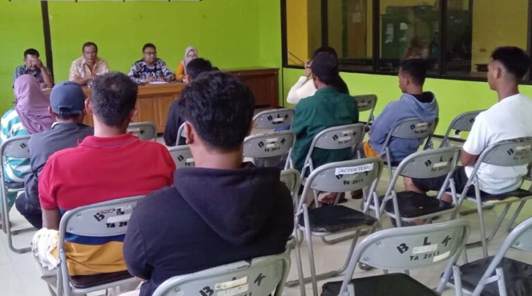 Sejumlah pekerja PT HIP mendengarkan penjelasan Dinas Nakertrrans Buol terkait pengaduannya soal statunya sebagai pekerja di Buol, Kamis (18/7/2024). (Foto: Ist)