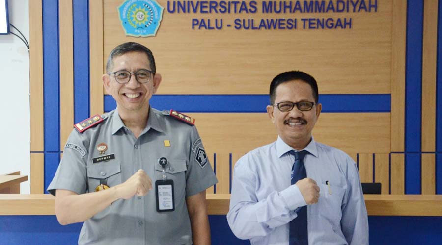 Kakanwil Kemenkumham Sulteng, Hermansyah Siregar (kiri) bersama Rektor Unismuh Palu, Prof. Rajindra di Unismuh palu, Selasa (2/7/2024).