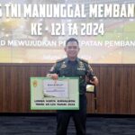 Dandim 1307/Poso, Letkol Inf Hasroel Tamin menunjukkan tropi juara 1 pada lomba karya jurnalistik TMMD ke-120 di Mabes TNI AD, Jakarta, Rabu (10/7/2024). (Foto: Penrem 132/Tdl)