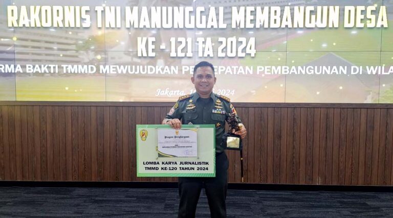 Dandim 1307/Poso, Letkol Inf Hasroel Tamin menunjukkan tropi juara 1 pada lomba karya jurnalistik TMMD ke-120 di Mabes TNI AD, Jakarta, Rabu (10/7/2024). (Foto: Penrem 132/Tdl)