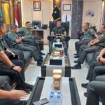Danrem 132 Tadulako Brigjen TNI Dody Triwinarto (tengah) menerima rombongan tim Irjenad di ruang kerjanya, Selasa (16/7/2024). (Foto: Penrem 132/Tdl)