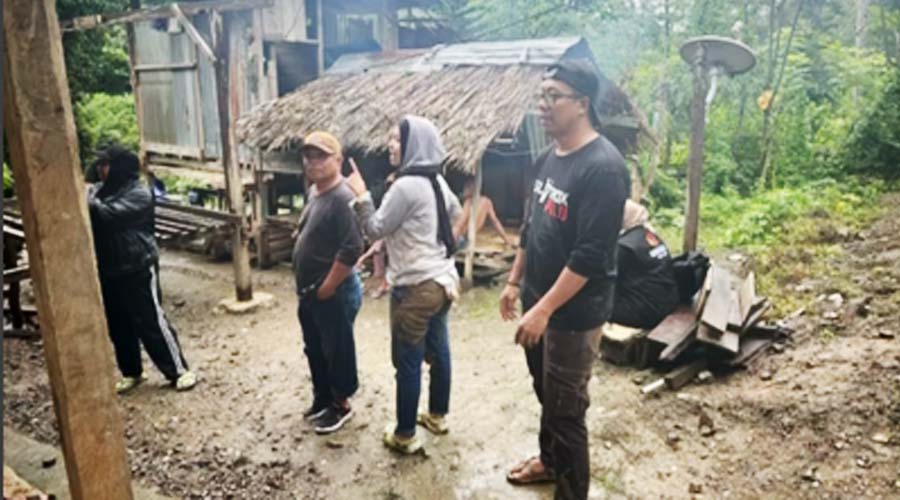 Sejumlah petugas Pantarlih tiba di rumah warga di Dusun Uventumbu untuk melaksnaakan kegiatan Coklit, Minggu (7/7/2024). (Foto: Tangkapan layar video KPU Kota Palu)
