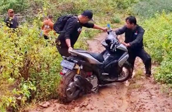 Kendaraan petugas Pantarlih terperangkap lumpur di jalan setapak perbukitan Dusun Uventumbu Minggu (7/7/2024). (Foto: Tangkapan layar video KPU Kota Palu)