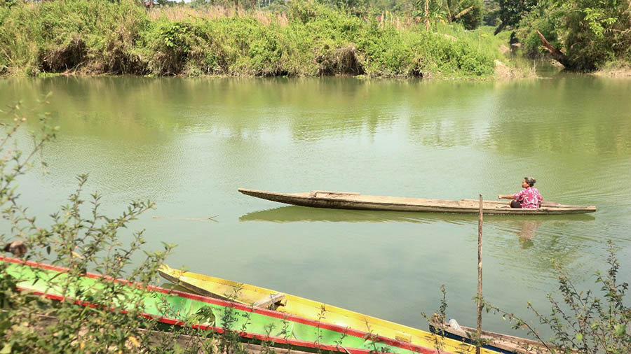 Mendayung perahu menuju titik pencarian Meti di SUngai La'a.