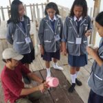 Pengambilan sampel air di Danau Poso untuk penelitian kandungan mikroplastik pada workshop Saya Pilih Bumi, Jumat (12/7/2024). (Foto: Institut Mosintuwu)