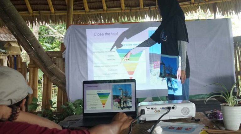 Pemaparan hasil penelitian singkat sampel air dari Danau Poso tentang pencemaran mikroplastik pada workshop Saya Pilih Bumi: Tolak Plastik Sekali Pakau di Dodoha, Musintuwu, Poso, Kamis (11/7/2024). (Foto: Isntitut Mosintuwu)