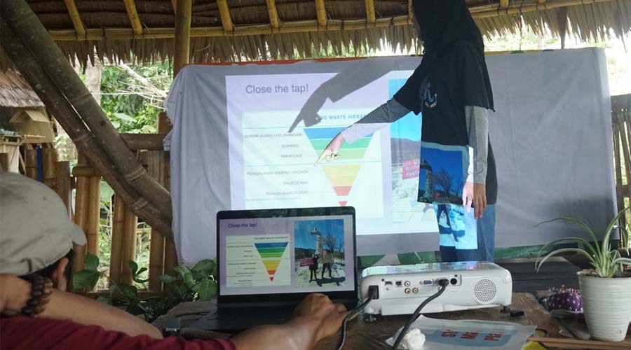 Pemaparan hasil penelitian singkat sampel air dari Danau Poso tentang pencemaran mikroplastik pada workshop Saya Pilih Bumi: Tolak Plastik Sekali Pakau di Dodoha, Musintuwu, Poso, Kamis (11/7/2024). (Foto: Isntitut Mosintuwu)