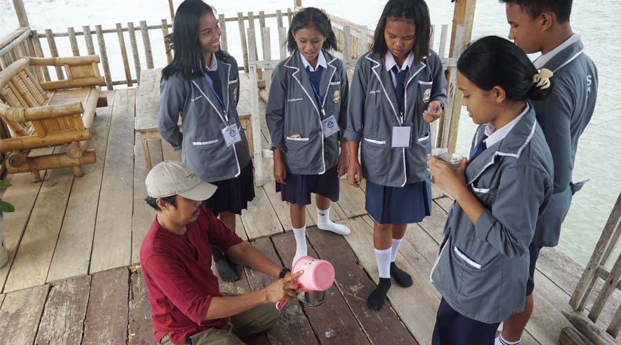 Pengambilan sampel air di Danau Poso untuk penelitian kandungan mikroplastik pada workshop Saya Pilih Bumi, Jumat (12/7/2024). (Foto: Institut Mosintuwu)