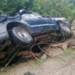 Sebuah kendaraan terperosok karena terseret longsor di Desa Palasa Lambori, TOmini, Parigi Moutong, Minggu (7/7/2024). (Foto: HO-Polsek Tomini)
