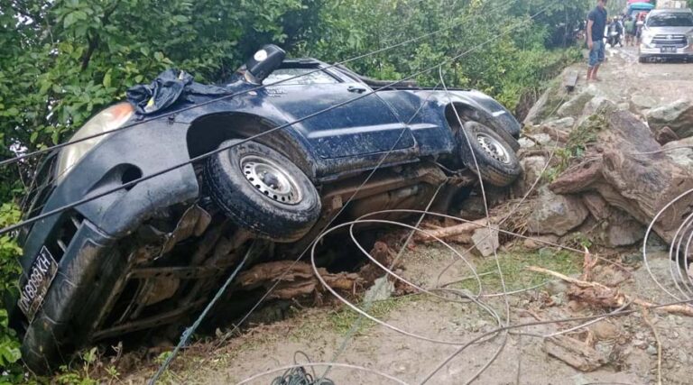 Sebuah kendaraan terperosok karena terseret longsor di Desa Palasa Lambori, TOmini, Parigi Moutong, Minggu (7/7/2024). (Foto: HO-Polsek Tomini)