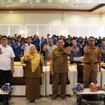 Wakil Wali Kota Palu, dr Reny A. lamadjido (ketiga kiri depan) bersama sejumlah civitsa akademika Untad pada pembukaan Pembekalan KKN Tematik Mahasiswa Untad di Palu, Selasa (9/7/2024). (Foto: Bappeda Kota Palu/Jufri)