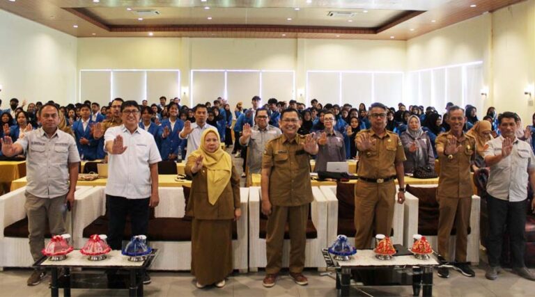 Wakil Wali Kota Palu, dr Reny A. lamadjido (ketiga kiri depan) bersama sejumlah civitsa akademika Untad pada pembukaan Pembekalan KKN Tematik Mahasiswa Untad di Palu, Selasa (9/7/2024). (Foto: Bappeda Kota Palu/Jufri)