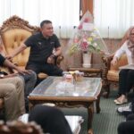 Wali Kota Palu, Hadianto Rasyid (keempat kiri) bersama Sekkot Palu, Irmayanti (kedua kanan) menerima kunjungan silaturahim pengurus Hipmi KOta Palu di ruang kerja wali kota Palu, Jumat (12/7/2024). (Foto: Prokopim Setda Kota Palu/Jufri)