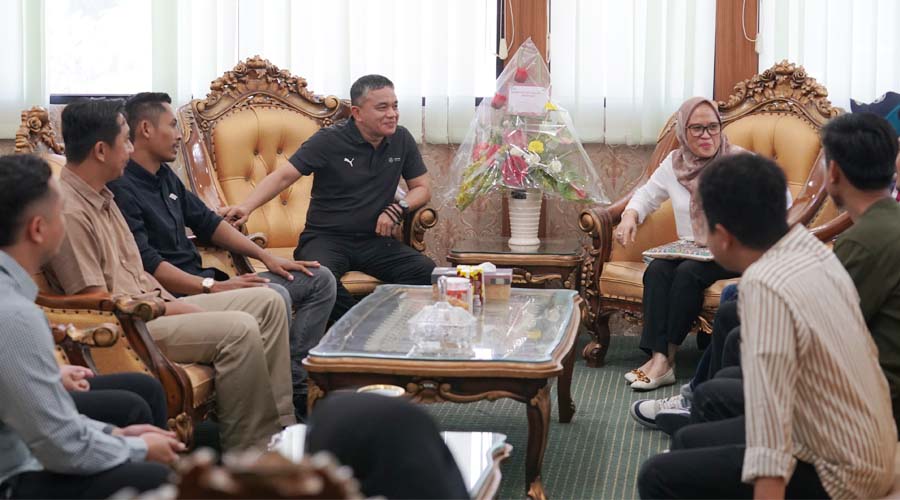 Wali Kota Palu, Hadianto Rasyid (keempat kiri) bersama Sekkot Palu, Irmayanti (kedua kanan) menerima kunjungan silaturahim pengurus Hipmi KOta Palu di ruang kerja wali kota Palu, Jumat (12/7/2024). (Foto: Prokopim Setda Kota Palu/Jufri)