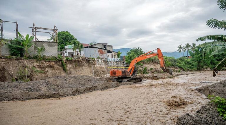 Operator alat berat membuat tanggul sementara untuk menahan abrasi di sungai di banjatan sungai Jalan Garuda, Palu, Senin (8/7/2024). (Foto: bmzIMAGES/Basri Marzuki)