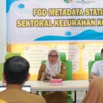 Kepala Diskominfisantik Kota Palu, M Ridwan Karim (kiri) memberikan sambutan pada FGD Metadata Statistik Sektoral Kelurahan Kota Palu yang dihadiri Sekkot Palu, Irmayanti Pettalolo (tengah) di AUla BPS Kota Palu, Selasa (30/7/2024). (Foto: Prokopim Setda Kota Palu/Jufri)