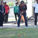 Kadispora Kota Palu, Amiruddin (tengah) melakukan stroka usai membuka Turnamen Gatball di Lapangan UD Maju, Tavanjuka, Sabtu (27/7/2024). (Foto: Prokopim Setda Kota Palu/Iwan)
