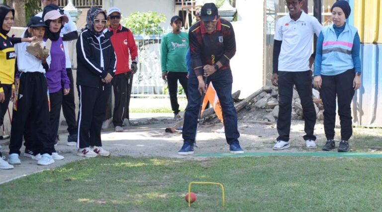 Kadispora Kota Palu, Amiruddin (tengah) melakukan stroka usai membuka Turnamen Gatball di Lapangan UD Maju, Tavanjuka, Sabtu (27/7/2024). (Foto: Prokopim Setda Kota Palu/Iwan)