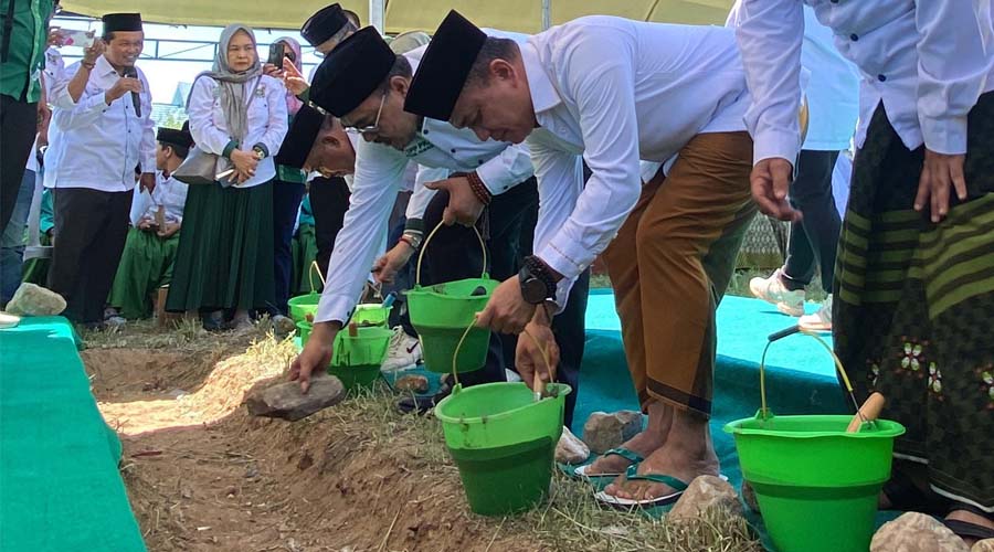 Wali Kota Palu, Hadianto Rasyid meletakkan batu pertama menandai pembangunan kantor DPC PKB Kota Palu di Jalan Ranonjakaya, Jumat (19/7/2024). (Foto: prokopim Setda Kota Palu/Jufri)