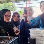 Sekkot Irmayanti (kiri) memerhatikan salah satu produk UMKM pada Gerakan Pangan Murah di Halaman Kantor Dinas Pertanian dan Ketahanan Pangan Kota Palu, Kamis (25/7/2024). (Foto: prokopim Setda Kota Palu/Imron)