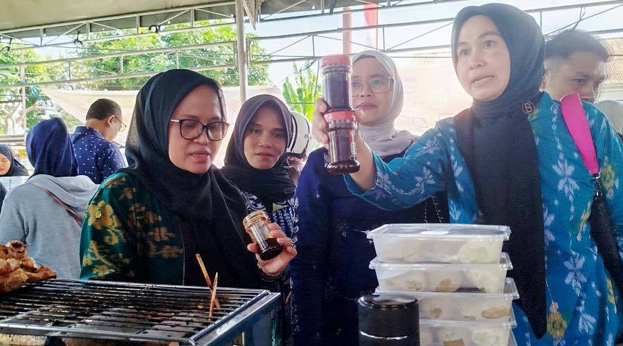Sekkot Irmayanti (kiri) memerhatikan salah satu produk UMKM pada Gerakan Pangan Murah di Halaman Kantor Dinas Pertanian dan Ketahanan Pangan Kota Palu, Kamis (25/7/2024). (Foto: prokopim Setda Kota Palu/Imron)