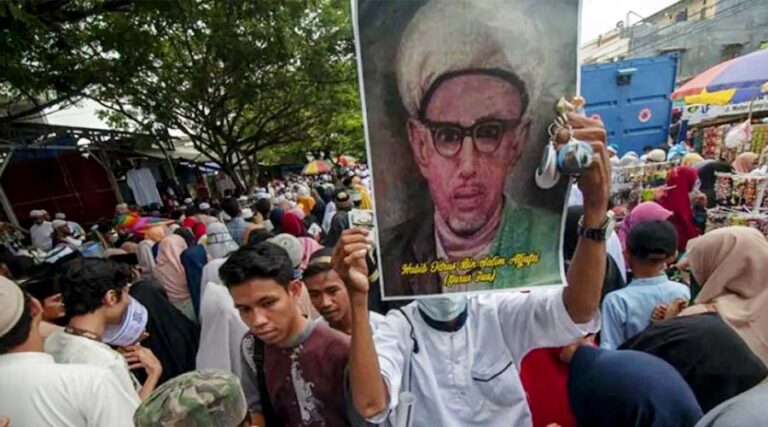 Pedagang menjajakan poster Guru Tua atau Sayyid Idrus bin Salim Aljufri pada peringatan hari wafat (Haul) ke-51 tahun di Palu, Sulawesi Tengah, Sabtu (15/6/2019). ANTARA/Basri Marzuki
