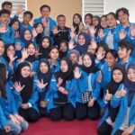Wali Kota Palu, Hadianto Rasyid (tengah) berfoto bersama mahasiswa KKN Tematik Stunting Untad yang baru saja dilepasnya di Rujab Wali Kota Palu, Kamis (11/7/2024). (Foto: Prokopim Setda Kota Palu/Jufri)