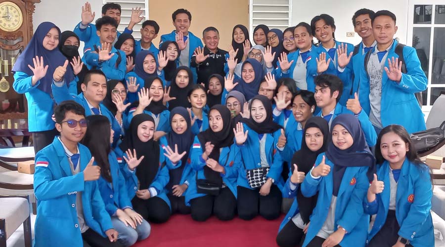 Wali Kota Palu, Hadianto Rasyid (tengah) berfoto bersama mahasiswa KKN Tematik Stunting Untad yang baru saja dilepasnya di Rujab Wali Kota Palu, Kamis (11/7/2024). (Foto: Prokopim Setda Kota Palu/Jufri)
