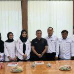 Wali Kota Palu, Hadianto Rasyid (tengah) berfto bersama para ASN yang akan mengikuti magang nasional di berbagai instansi di Jawa, Jumat (12/7/2024). (Foto: Prokopim Setda Kota Palu/Yusuf)