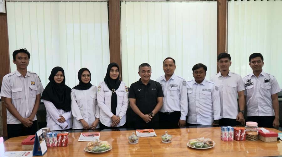Wali Kota Palu, Hadianto Rasyid (tengah) berfto bersama para ASN yang akan mengikuti magang nasional di berbagai instansi di Jawa, Jumat (12/7/2024). (Foto: Prokopim Setda Kota Palu/Yusuf)