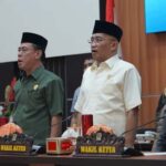 Asisten Bidang Perekonomian dan Pembangunan Setda Kota Palu, dr. Husaema (kiri) pada pembukaan Rapat Paripurna DPRD Kota Palu beragendakan Penjelasan Wali Kota Palu mengenai Rancangan Perda tentang Pertanggungjawaban Pelaksanaan APBD Tahun Anggaran 2023 di Palu, Sabtu (13/7/2024). (Foto: Prokopim Setda Kota Palu/Iwan)