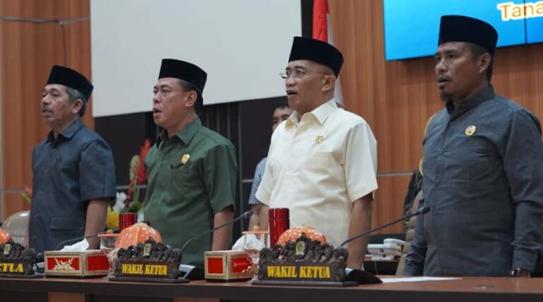 Asisten Bidang Perekonomian dan Pembangunan Setda Kota Palu, dr. Husaema (kiri) pada pembukaan Rapat Paripurna DPRD Kota Palu beragendakan Penjelasan Wali Kota Palu mengenai Rancangan Perda tentang Pertanggungjawaban Pelaksanaan APBD Tahun Anggaran 2023 di Palu, Sabtu (13/7/2024). (Foto: Prokopim Setda Kota Palu/Iwan)