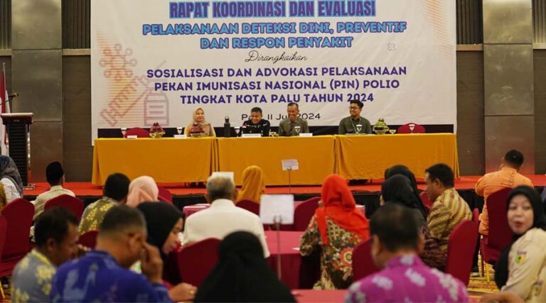 Wali Kota Palu, Hadaianto Rasyid (kedua kanan) pada pembukaan Rakor dan Evaluasi Pelaksanaan Deteksi Dini, Preventif, dan Respon Penyakit di Palu, Kamis (11/7/2024). (Foto: Prokopim Setda Kota Palu/Jufri)