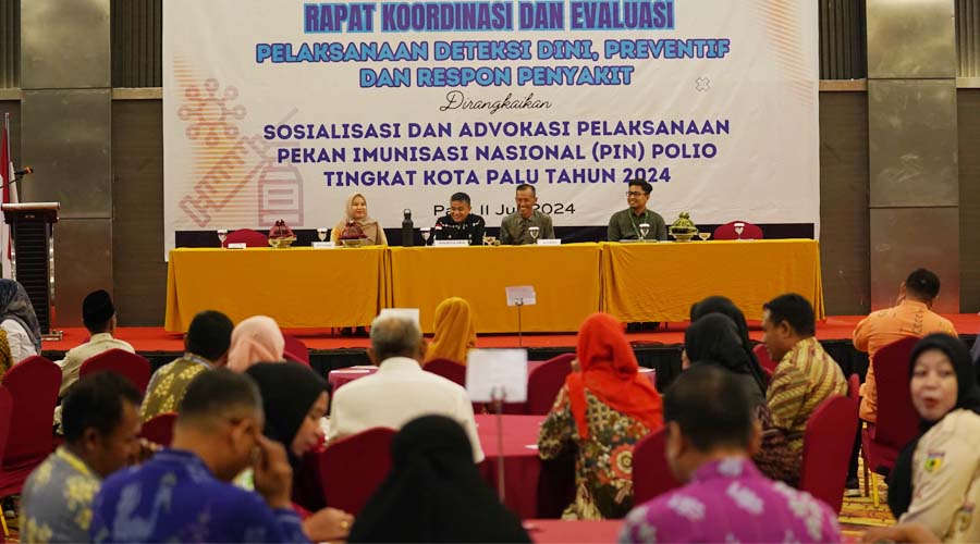 Wali Kota Palu, Hadaianto Rasyid (kedua kanan) pada pembukaan Rakor dan Evaluasi Pelaksanaan Deteksi Dini, Preventif, dan Respon Penyakit di Palu, Kamis (11/7/2024). (Foto: Prokopim Setda Kota Palu/Jufri)