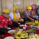 Wali Kota Palu, Hadianto Rasyid (ketiga kiri) mengikuti prosesi makan bersama usai meresmikan rmah adat Kaili di Kelurahan Tipo, Ulujadi, Kota Palu, Minggu (28/7/2024). (Foto: Prokopim Setda Kota Palu/Qadri)