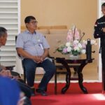 Wali Kota Palu, Hadianto Rasyid (kanan) menyampaikan harapan-harapannya pada pelepasan mahasiswa KKN Tematik Untad di rumah jabatannya, Kamis (11/7/2024). (Foto: Prokopim Setda Kota Palu/Jufri)