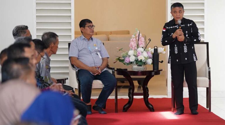 Wali Kota Palu, Hadianto Rasyid (kanan) menyampaikan harapan-harapannya pada pelepasan mahasiswa KKN Tematik Untad di rumah jabatannya, Kamis (11/7/2024). (Foto: Prokopim Setda Kota Palu/Jufri)