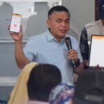 Wali Kota Palu, Hadianto Rasyid menunjukkan aplikasi SanguPalu kepada warga dalam kunjungannya ke sejumlah kelurahan di Besusu, Palu, Minggu (21/7/2024). (Foto: Prokopim Setda KOta Palu/Imron)