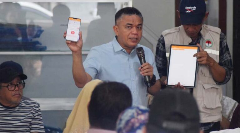 Wali Kota Palu, Hadianto Rasyid menunjukkan aplikasi SanguPalu kepada warga dalam kunjungannya ke sejumlah kelurahan di Besusu, Palu, Minggu (21/7/2024). (Foto: Prokopim Setda KOta Palu/Imron)