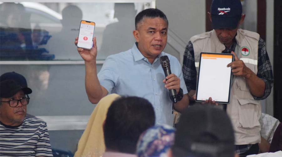 Wali Kota Palu, Hadianto Rasyid menunjukkan aplikasi SanguPalu kepada warga dalam kunjungannya ke sejumlah kelurahan di Besusu, Palu, Minggu (21/7/2024). (Foto: Prokopim Setda KOta Palu/Imron)